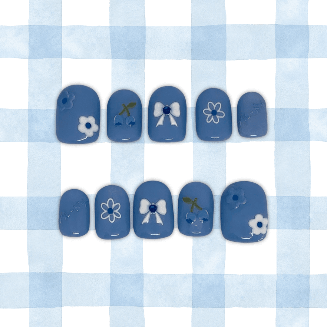 Blue Cherry - Press-On Square Bleu Jean, Cerises & Nœud Blancs